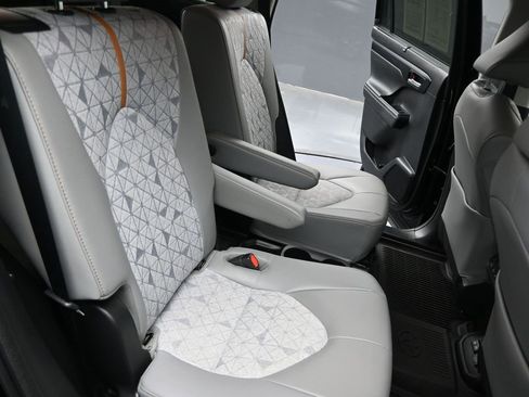 Used 2023 Toyota Highlander Bronze Edition image 25