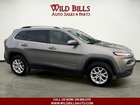 Used 2017 Jeep Cherokee Latitude w/ Cold Weather Group AWD/4WD image 3