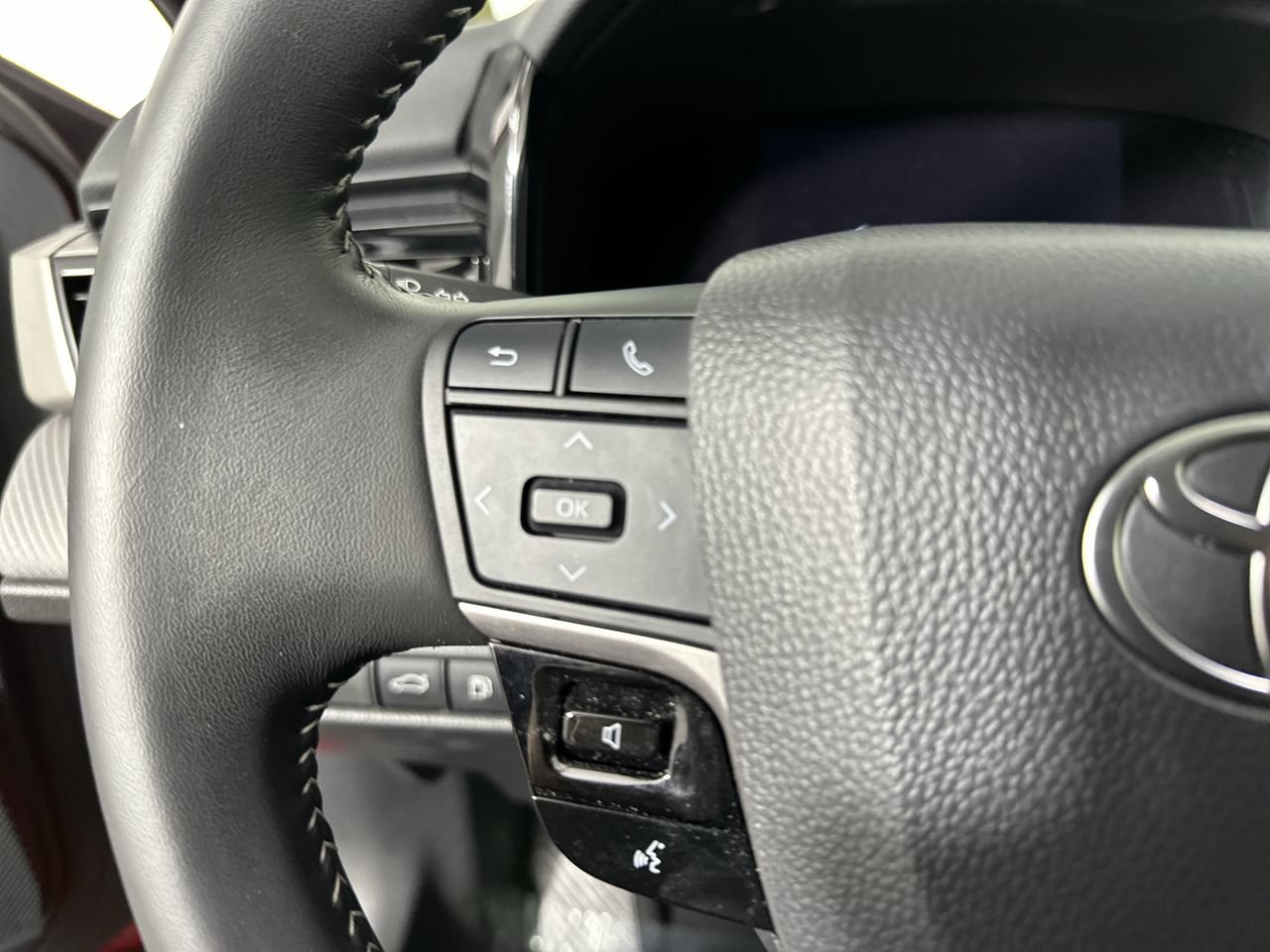 Used 2025 Toyota Camry SE w/ Multimedia Upgrade Package FWD image 7