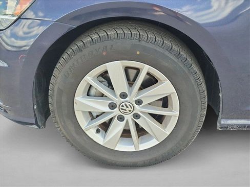 Used 2019 Volkswagen Golf 4-Door FWD image 21