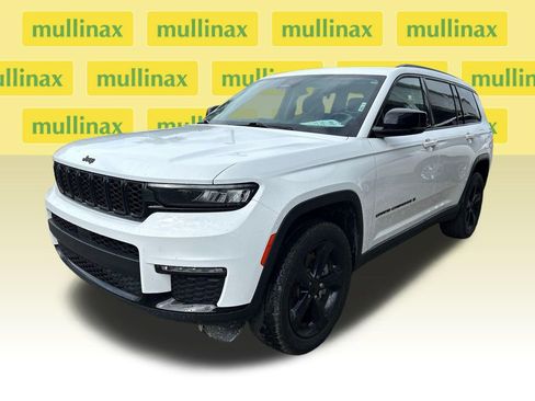 Used 2022 Jeep Grand Cherokee L Limited w/ Black Appearance Package AWD/4WD image 6