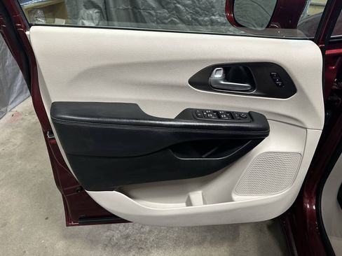 Used 2018 Chrysler Pacifica Limited w/ Tire & Wheel Group FWD image 15