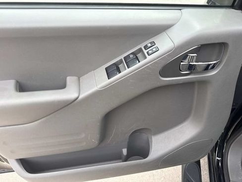 Used 2021 Nissan Frontier SV w/ Midnight Edition Floor Mats AWD/4WD image 11
