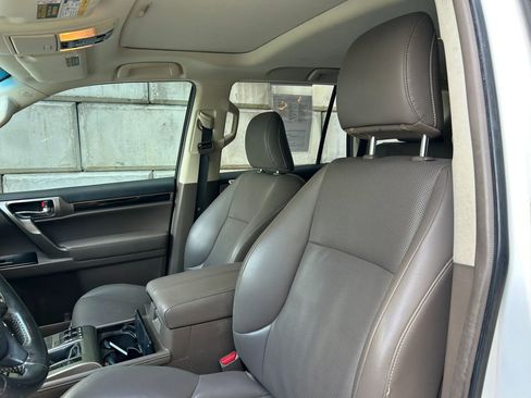 Used 2017 Lexus GX 460 AWD/4WD image 2