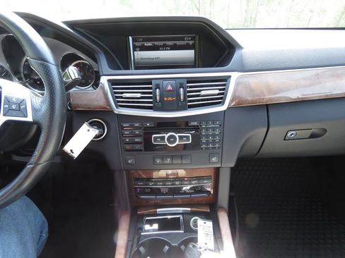 Used 2013 Mercedes-Benz E 350 4MATIC Sedan image 25