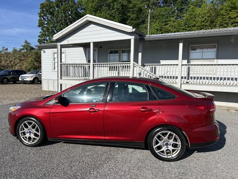 Used 2015 Ford Focus SE w/ Equipment Group 201A FWD image 3
