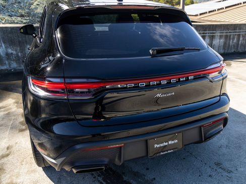 Certified 2022 Porsche Macan image 3
