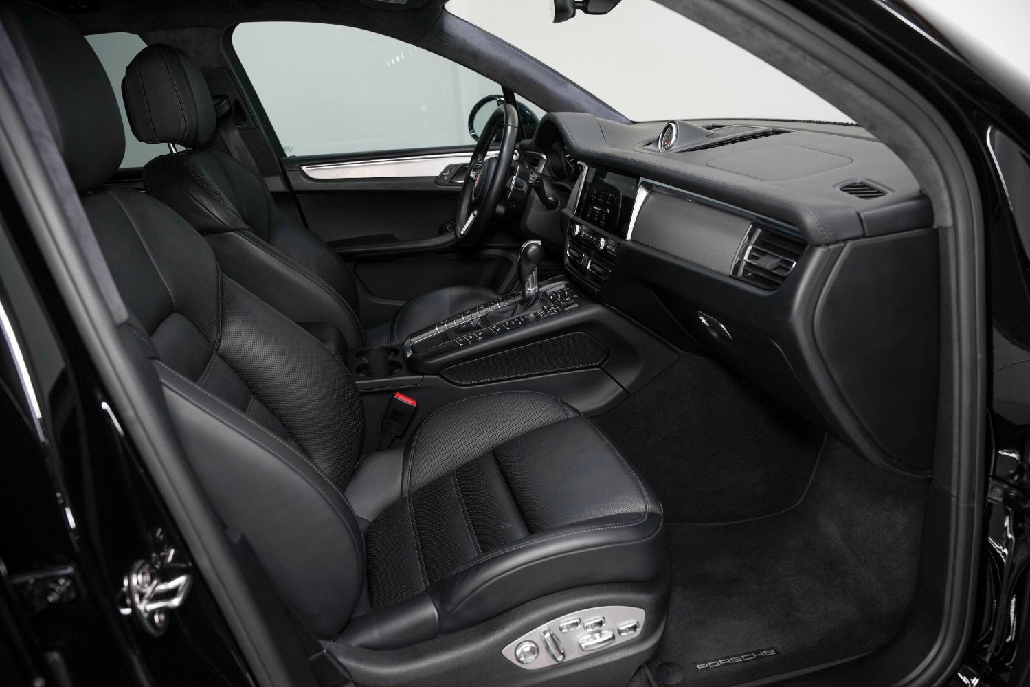 Used 2020 Porsche Macan Turbo AWD/4WD image 2