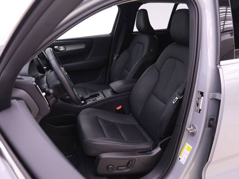 Used 2025 Volvo XC40 B5 Core image 7