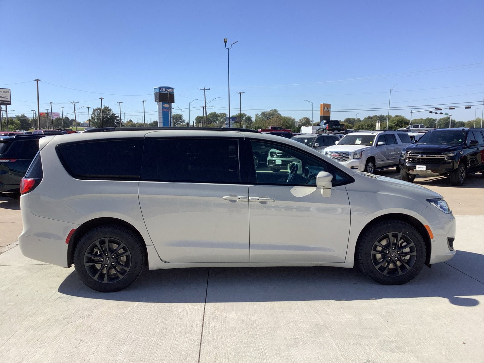 Used 2020 Chrysler Pacifica Touring-L w/ Advanced Safetytec Group AWD/4WD image 6