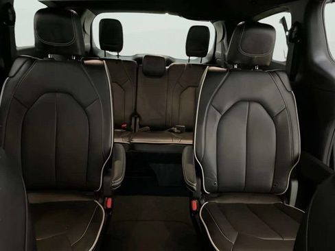 Used 2026 Chrysler Pacifica Limited FWD image 35