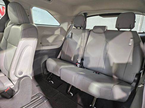 Used 2022 Toyota Sienna XLE FWD image 36