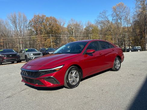 Used 2024 Hyundai Elantra SE image 2