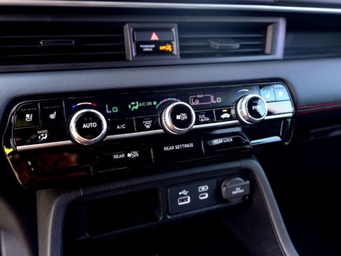 Used 2025 Honda Pilot Black Edition image 18