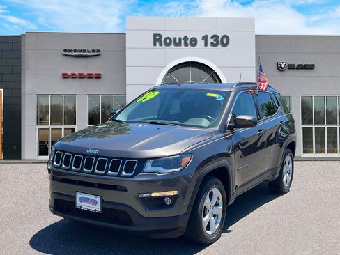 Used 2019 Jeep Compass Latitude w/ Cold Weather Group AWD/4WD image 2