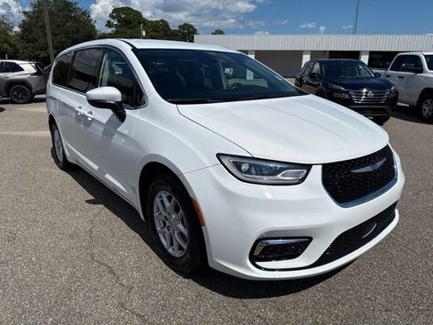 Used 2023 Chrysler Pacifica Touring-L FWD image 4