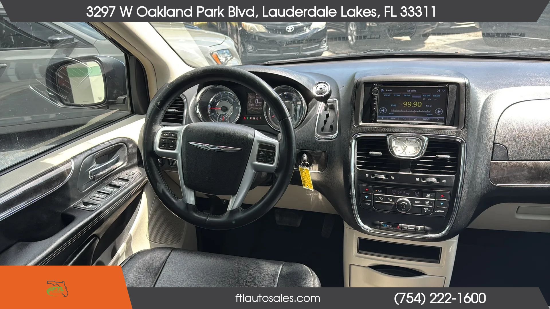 Used 2014 Chrysler Town & Country Touring-L FWD image 27