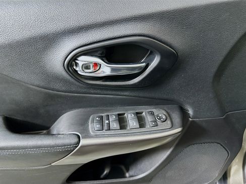 Used 2021 Jeep Cherokee Latitude image 15