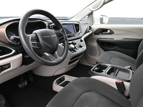 Used 2018 Chrysler Pacifica Touring Plus w/ Tire & Wheel Group image 10