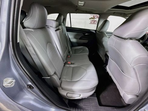 Used 2023 Toyota Highlander XLE AWD/4WD image 31