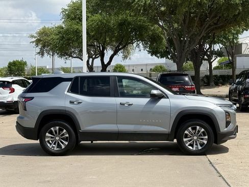 Used 2025 Chevrolet Equinox LT image 3