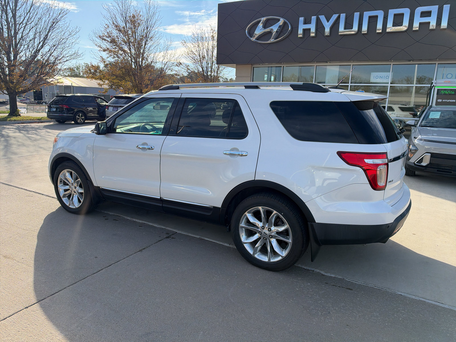 Used 2014 Ford Explorer XLT w/ Equipment Group 202A FWD image 3
