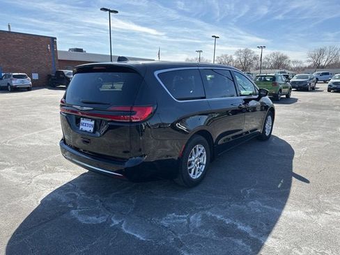 Used 2025 Chrysler Pacifica Select FWD image 9