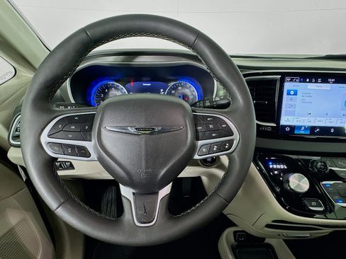 Used 2024 Chrysler Pacifica Touring-L FWD image 11