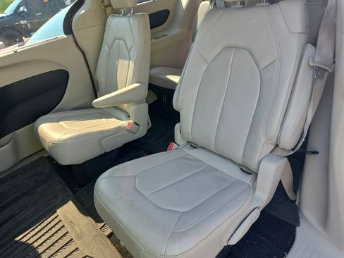 Used 2017 Chrysler Pacifica Touring-L w/ Tire & Wheel Group FWD image 12