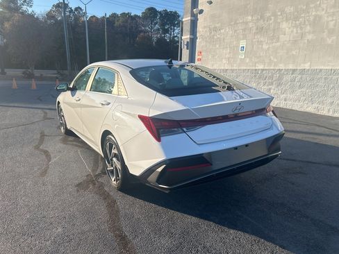 Used 2025 Hyundai Elantra Limited image 5