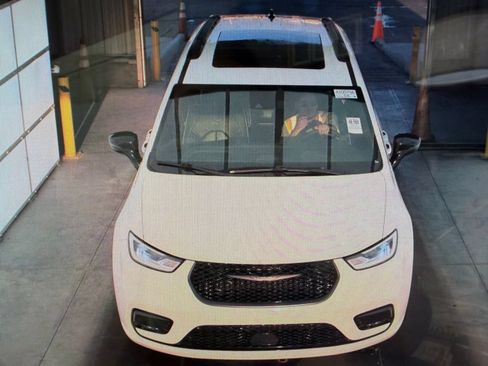 Used 2025 Chrysler Pacifica Limited FWD image 2