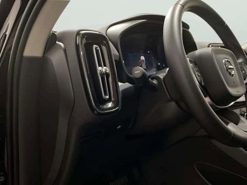 Used 2025 Volvo XC40 B5 Core image 40