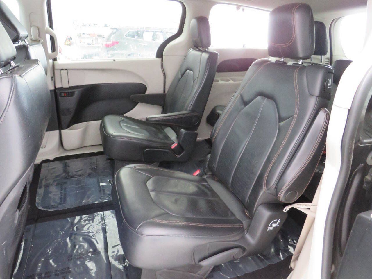 Used 2019 Chrysler Pacifica Touring-L FWD image 15