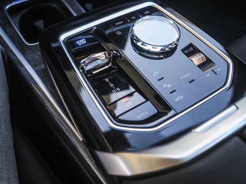 Used 2025 BMW i7 xDrive60 w/ Premium Package image 16