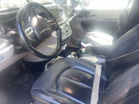 Certified 2020 Chrysler Pacifica Touring-L image 12