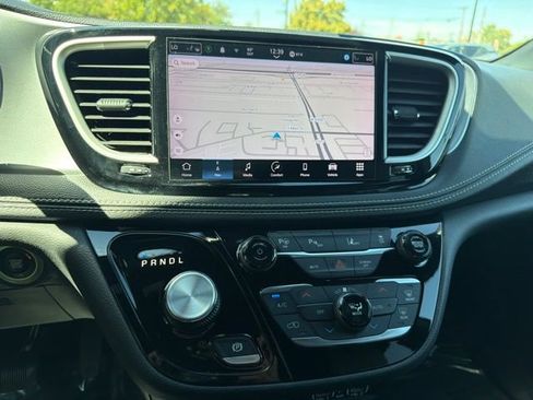 Used 2022 Chrysler Pacifica Touring-L w/ Uconnect Theater Family Group FWD image 26