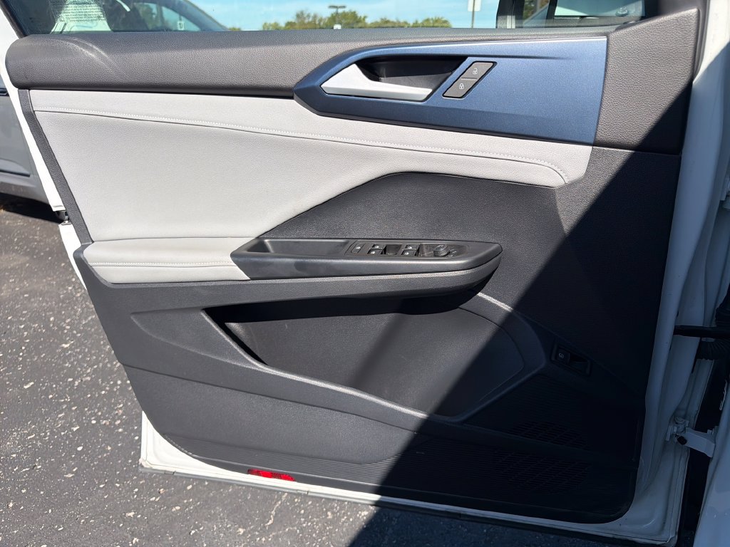 Used 2024 Volkswagen Taos SE w/ Panoramic Sunroof Package FWD image 20