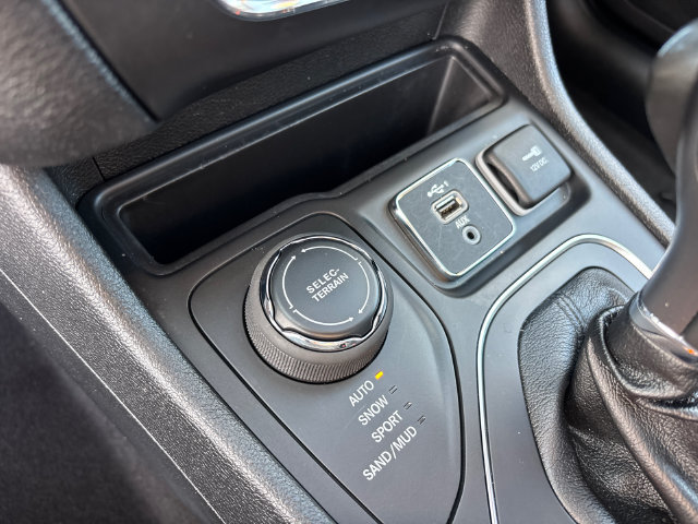 Used 2020 Jeep Cherokee Latitude Lux w/ Comfort/Convenience Group AWD/4WD image 23