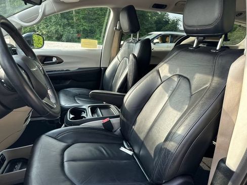 Used 2017 Chrysler Pacifica Touring-L FWD image 35