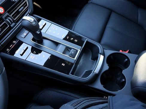 New 2026 Porsche Macan image 24