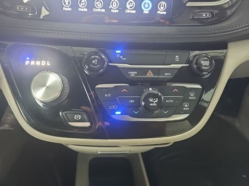 Used 2017 Chrysler Pacifica Limited FWD image 28