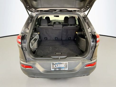 Used 2018 Jeep Cherokee Latitude w/ Altitude Package FWD image 24