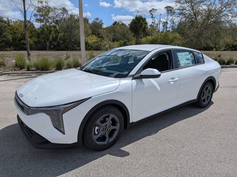 New 2026 Kia K4 FWD image 9