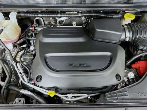 Used 2024 Chrysler Pacifica Touring-L image 34