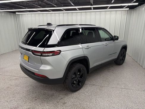 New 2025 Jeep Grand Cherokee Altitude image 5