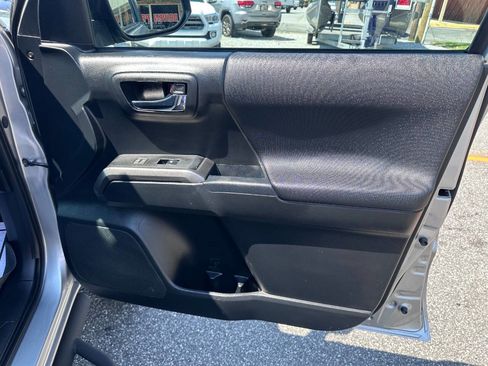 Used 2017 Toyota Tacoma TRD Sport image 18