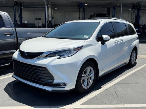 Used 2021 Toyota Sienna Limited w/ Protection Package (TMS) FWD image 3