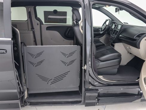 Used 2019 Dodge Grand Caravan SXT FWD image 15
