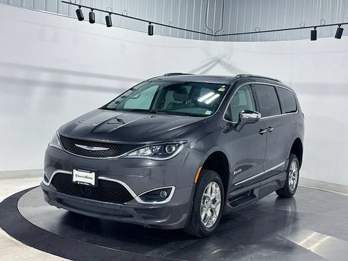 Used 2017 Chrysler Pacifica Limited FWD image 2