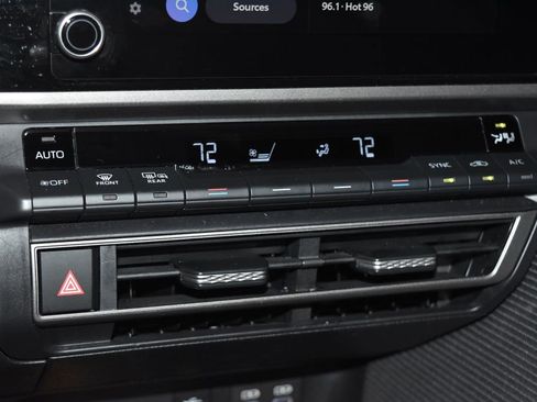 Used 2025 Toyota Camry SE image 12